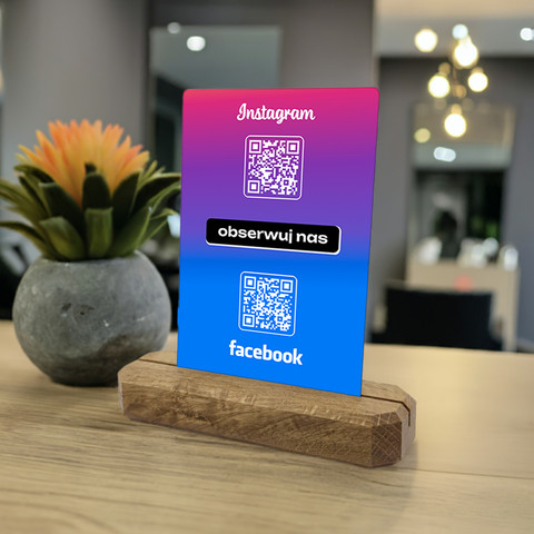 Stojak, karta z podwójnym kodem QR do pozyskiwania obserwujących Instagram i Facebook, podkład dębowy, kolorowa