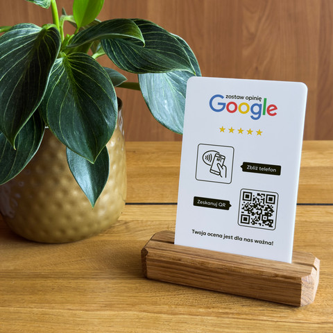 Stojak, prezenter z QR i NFC do zbierania opinii w Google, podstawa drewniana, biały, wzór 2