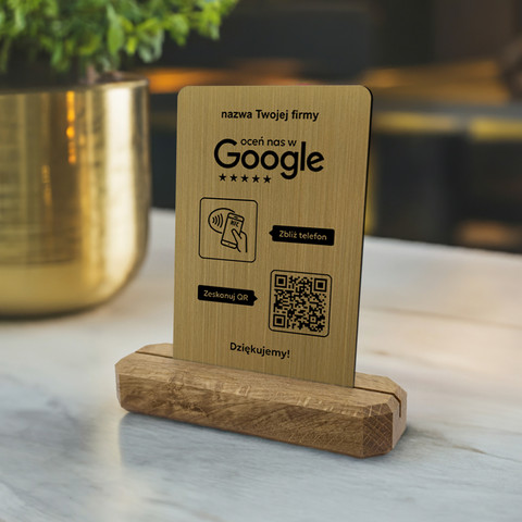 Stojak, prezenter z QR i NFC do zbierania opinii w Google, nazwa firmy, podkład dębowy, złoty pionowy