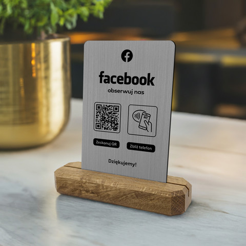 Stojak, karta z QR i NFC do pozyskiwania obserwujących Facebook, podkład dębowy, srebrna