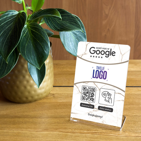 Stojak, prezenter gięty z QR, NFC i logo firmy do zbierania opinii w Google, jasny marmur