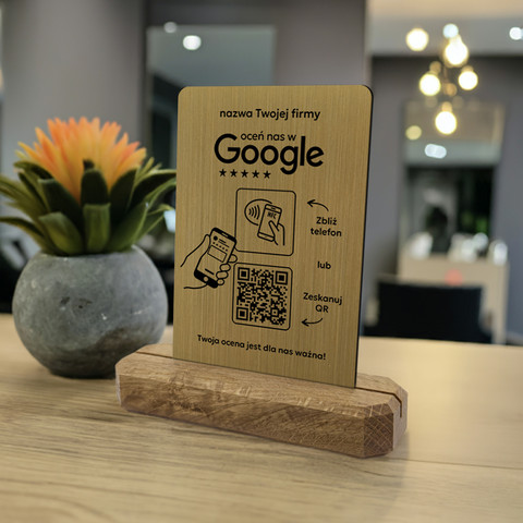 Stojak, prezenter z QR i NFC do zbierania opinii w Google, nazwa firmy, podkład dębowy, złoty klasyczny
