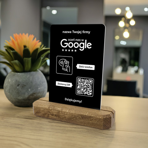Stojak, prezenter z QR i NFC do zbierania opinii w Google, nazwa firmy, podkład dębowy, czarny pionowy