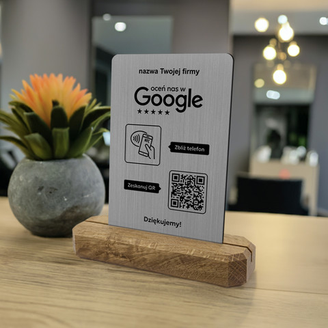 Stojak, prezenter z QR i NFC do zbierania opinii w Google, nazwa firmy, podkład dębowy, srebrny pionowy