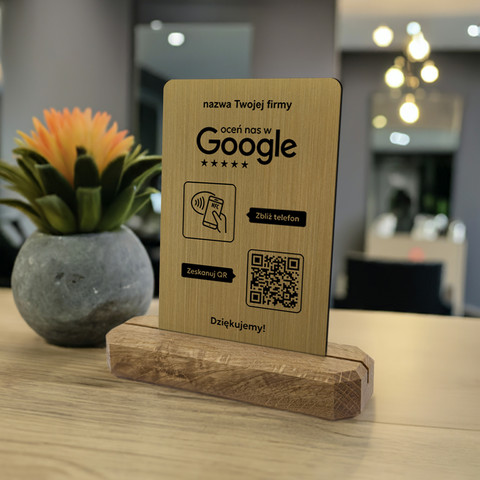 Stojak, prezenter z QR i NFC do zbierania opinii w Google, nazwa firmy, podkład dębowy, złoty pionowy