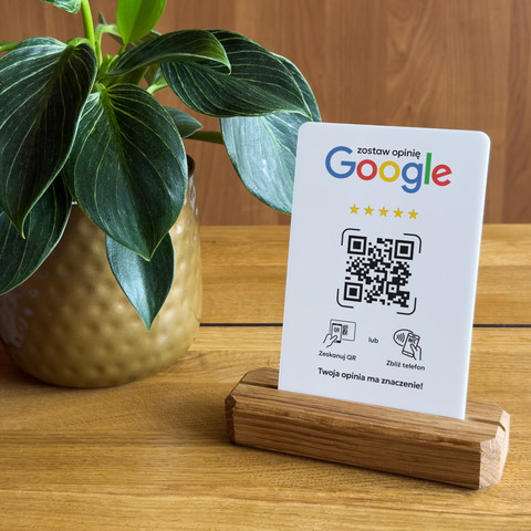 Stojak, prezenter z QR i NFC do zbierania opinii w Google, podstawa drewniana, biały, wzór 4
