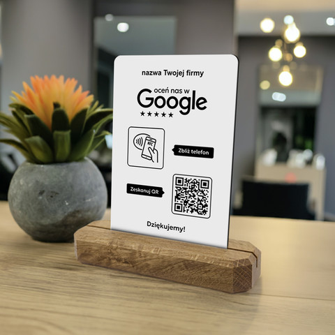 Stojak, prezenter z QR i NFC do zbierania opinii w Google, nazwa firmy, podkład dębowy, biały pionowy