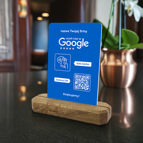 Stojak, prezenter z QR i NFC do zbierania opinii w Google, nazwa firmy, podkład dębowy, niebieski pionowy