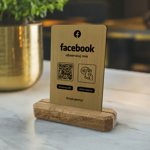 Stojak, karta z QR i NFC do pozyskiwania obserwujących Facebook, podkład dębowy, złota