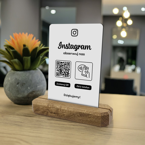 Stojak, karta z QR i NFC do pozyskiwania obserwujących Instagram, podkład dębowy, biała