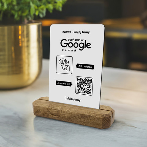 Stojak, prezenter z QR i NFC do zbierania opinii w Google, nazwa firmy, podkład dębowy, biały pionowy