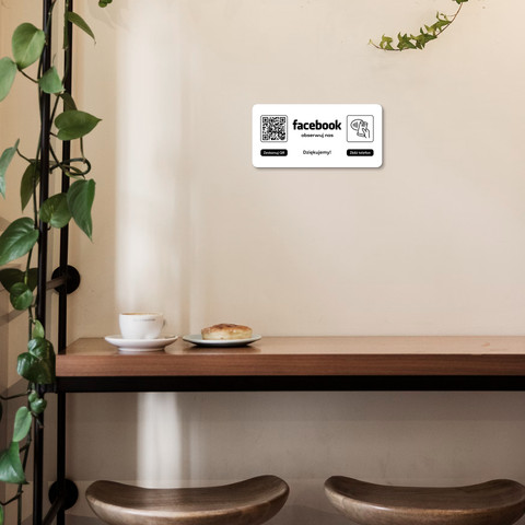 Tabliczka na drzwi lub ścianę z kodem QR i tagiem NFC do pozyskiwania obserwujących Facebook, biała