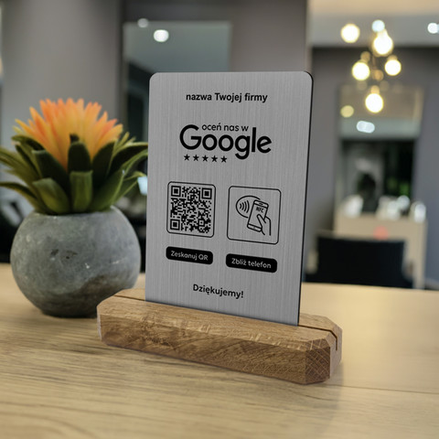 Stojak, prezenter z QR i NFC do zbierania opinii w Google, nazwa firmy, podkład dębowy, srebrny
