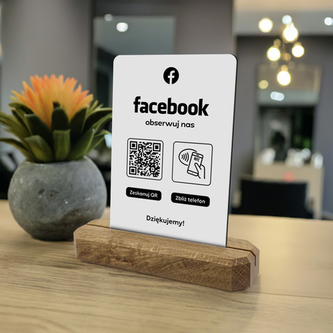 Stojak, karta z QR i NFC do pozyskiwania obserwujących Facebook, podkład dębowy, biała