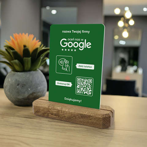 Stojak, prezenter z QR i NFC do zbierania opinii w Google, nazwa firmy, podkład dębowy, zielony pionowy