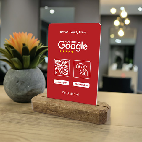 Stojak, prezenter z QR i NFC do zbierania opinii w Google, nazwa firmy, podkład dębowy, jasnoczerwony