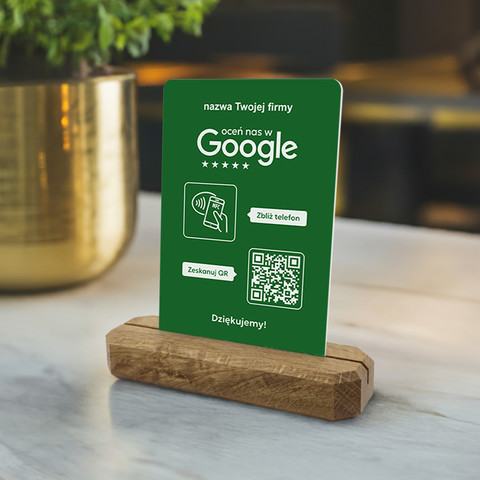 Stojak, prezenter z QR i NFC do zbierania opinii w Google, nazwa firmy, podkład dębowy, zielony pionowy
