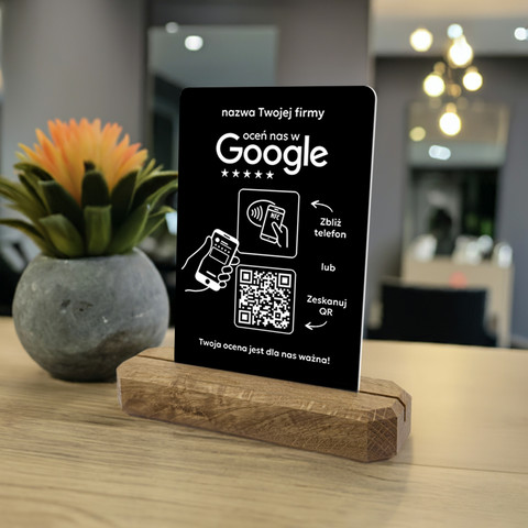 Stojak, prezenter z QR i NFC do zbierania opinii w Google, nazwa firmy, podkład dębowy, czarny klasyczny