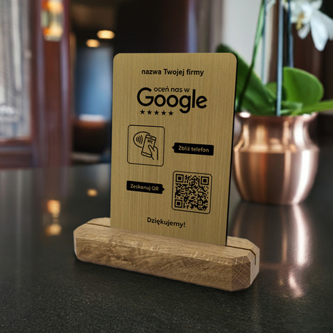 Stojak, prezenter z QR i NFC do zbierania opinii w Google, nazwa firmy, podkład dębowy, złoty pionowy
