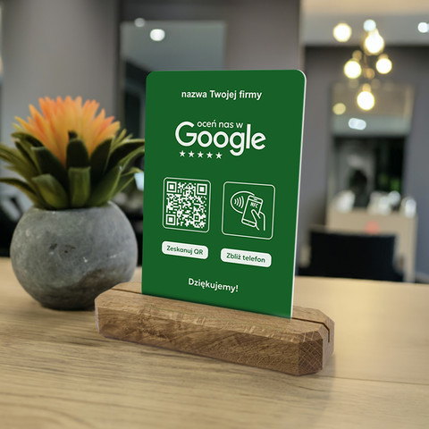 Stojak, prezenter z QR i NFC do zbierania opinii w Google, nazwa firmy, podkład dębowy, zielony