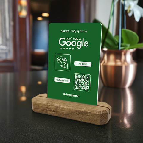 Stojak, prezenter z QR i NFC do zbierania opinii w Google, nazwa firmy, podkład dębowy, zielony pionowy
