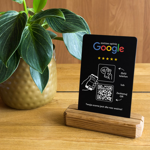 Stojak, prezenter z QR i NFC do zbierania opinii w Google, podstawa drewniana, czarny, wzór 1