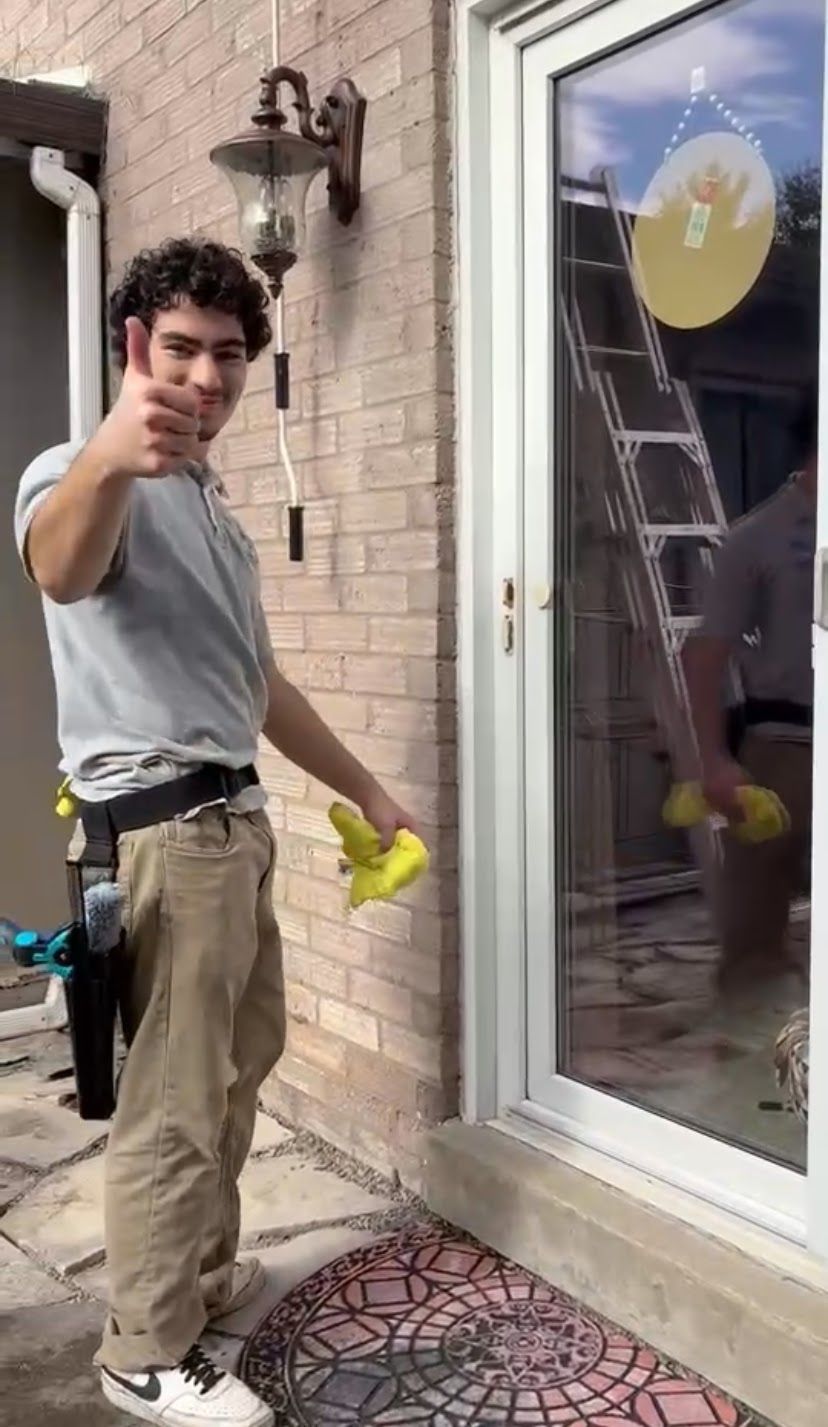 Horizon BrightWorks technician giving a thumbs up after a window clean