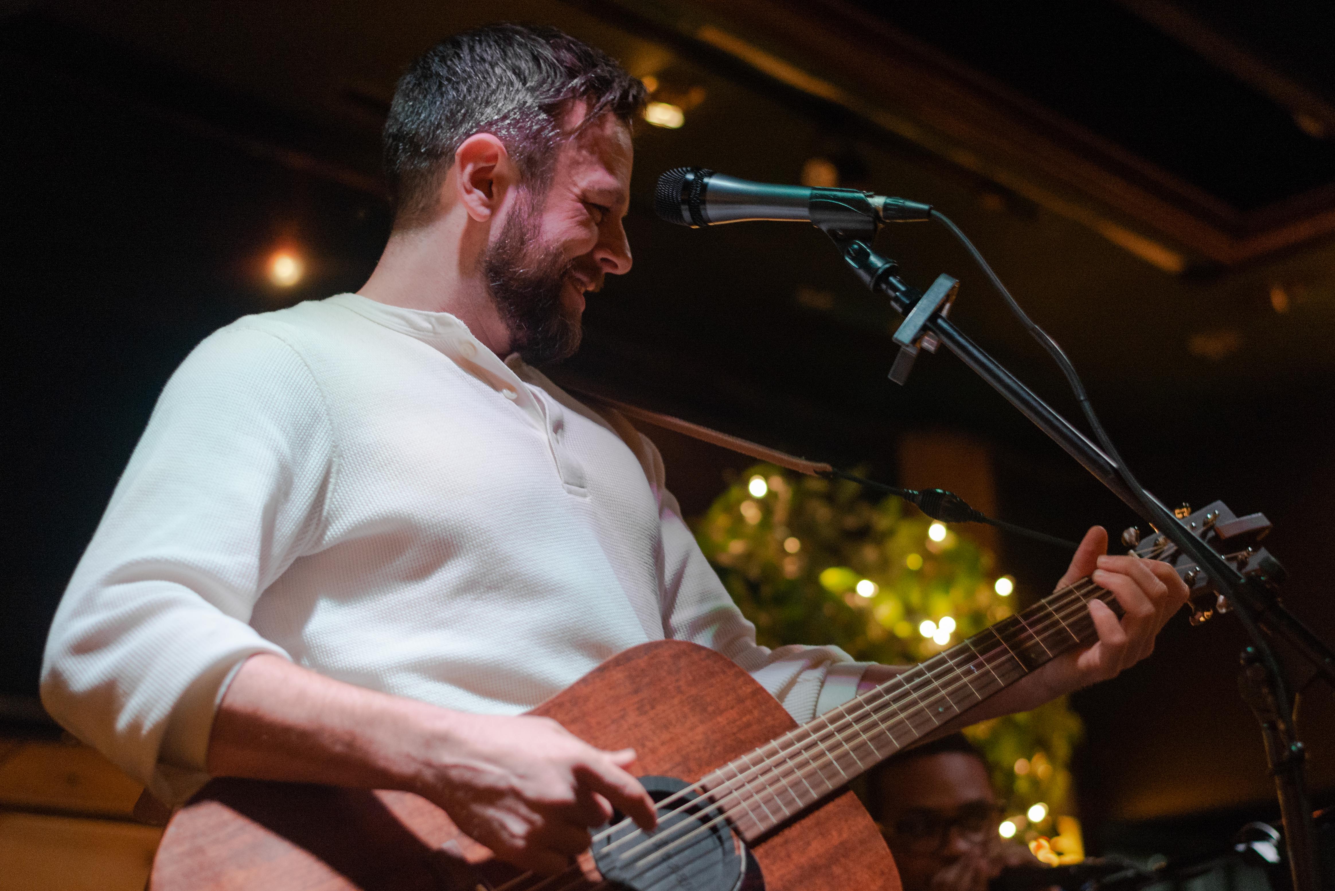 Joe Martin playing acoustic in Chicago