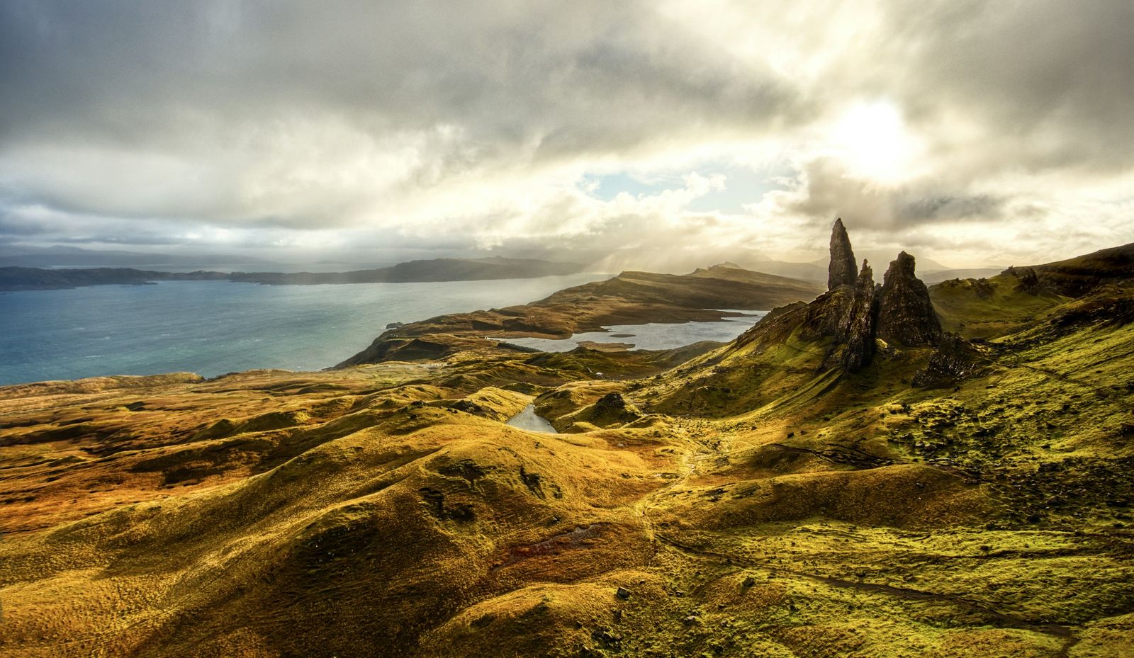 ״האיש הזקן של סטור״ (The Old Man of Storr) אחד האתרים האייקוניים והמפעימים של סקוטלנד בסוף היום השני לטרק שביל סקאיי. (תמונה באדיבות Jack Seeds)