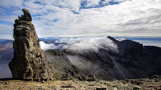 המונרו סגור דיארג Sgùrr Dearg הידוע גם בכינויו ״In Pinn״ (Inaccessible Pinnacle) נחשב להר הכי קשה לטיפוס בסקוטלנד והוא חלק מרכס ה-Black Cuillin