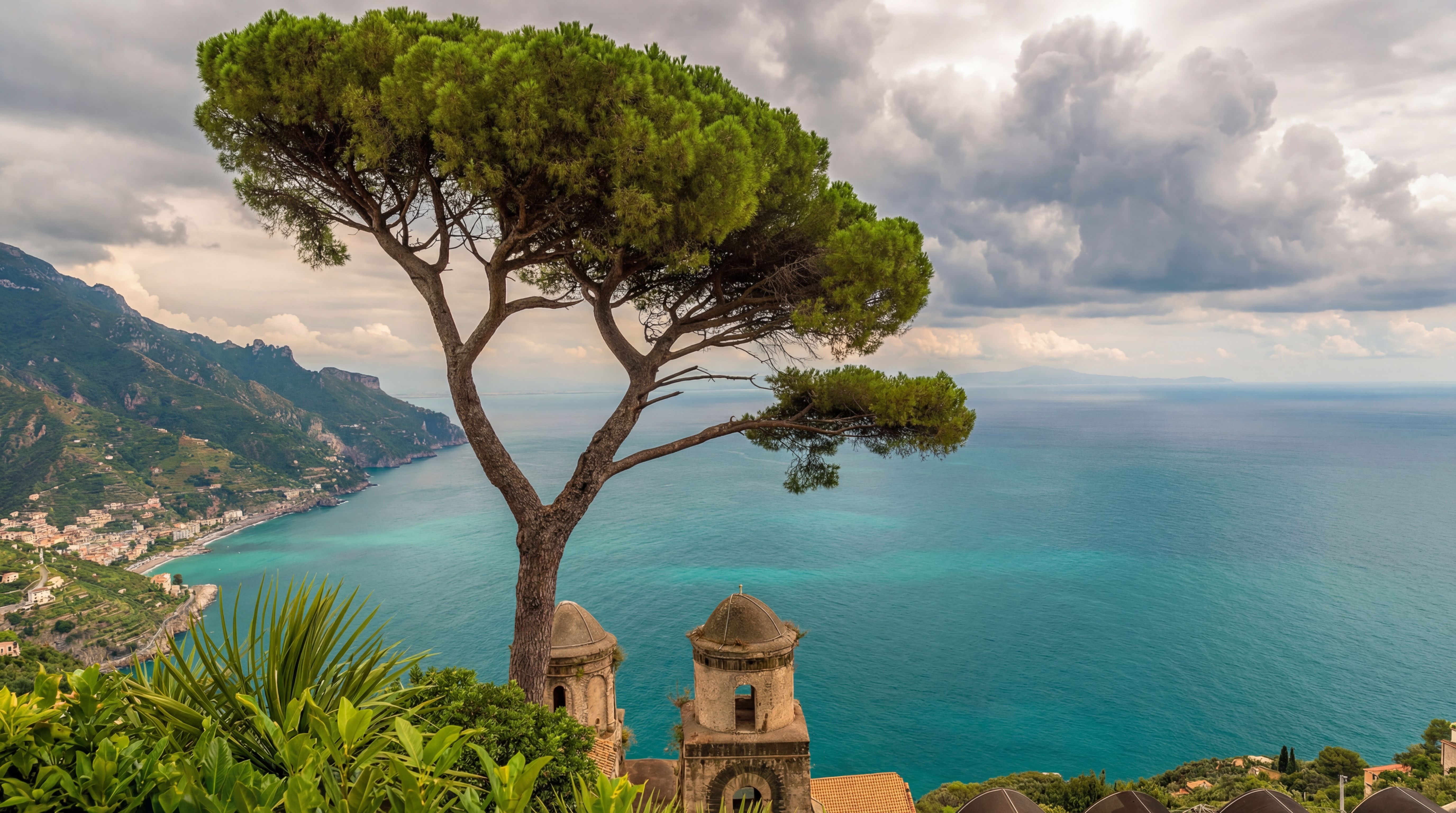 הנוף הנשקף מהווילה רופולו (Villa Rufolo) בטרק שביל האלים באמלפי איטליה