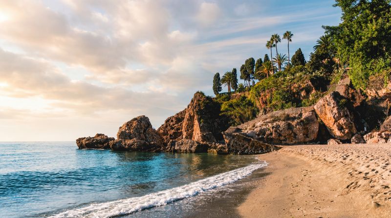 חוף הים בנרחה (Nerja) נקודת הסיום של טרק הכפרים הלבנים של אנדלוסיה (GR242)