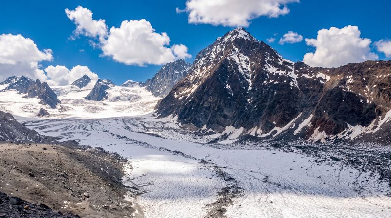 A view to the south from the Souffre Pass (Col du Souffre), at an altitude of 2,819 m, toward the Gébroulaz Glacier (Glacier de Gébroulaz) - a short, optional detour that is well worth taking on the fourth day of the Vanoise Traverse.