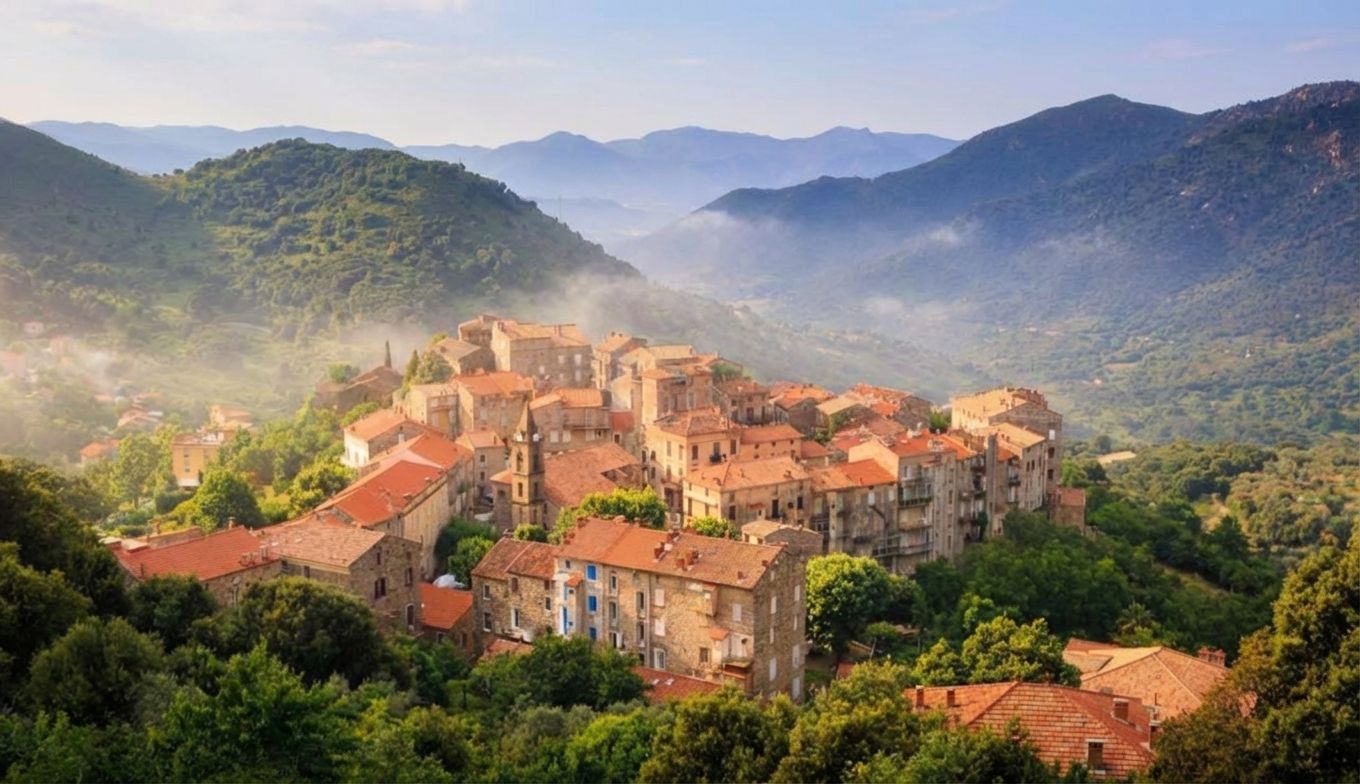 ערפילי בוקר מעל סַנְטָה לוּצִ'יָּה דִּי טַאלָנוֹ (Santa Lucia di Tallano) בטרק ים אל ים בדרום קורסיקה