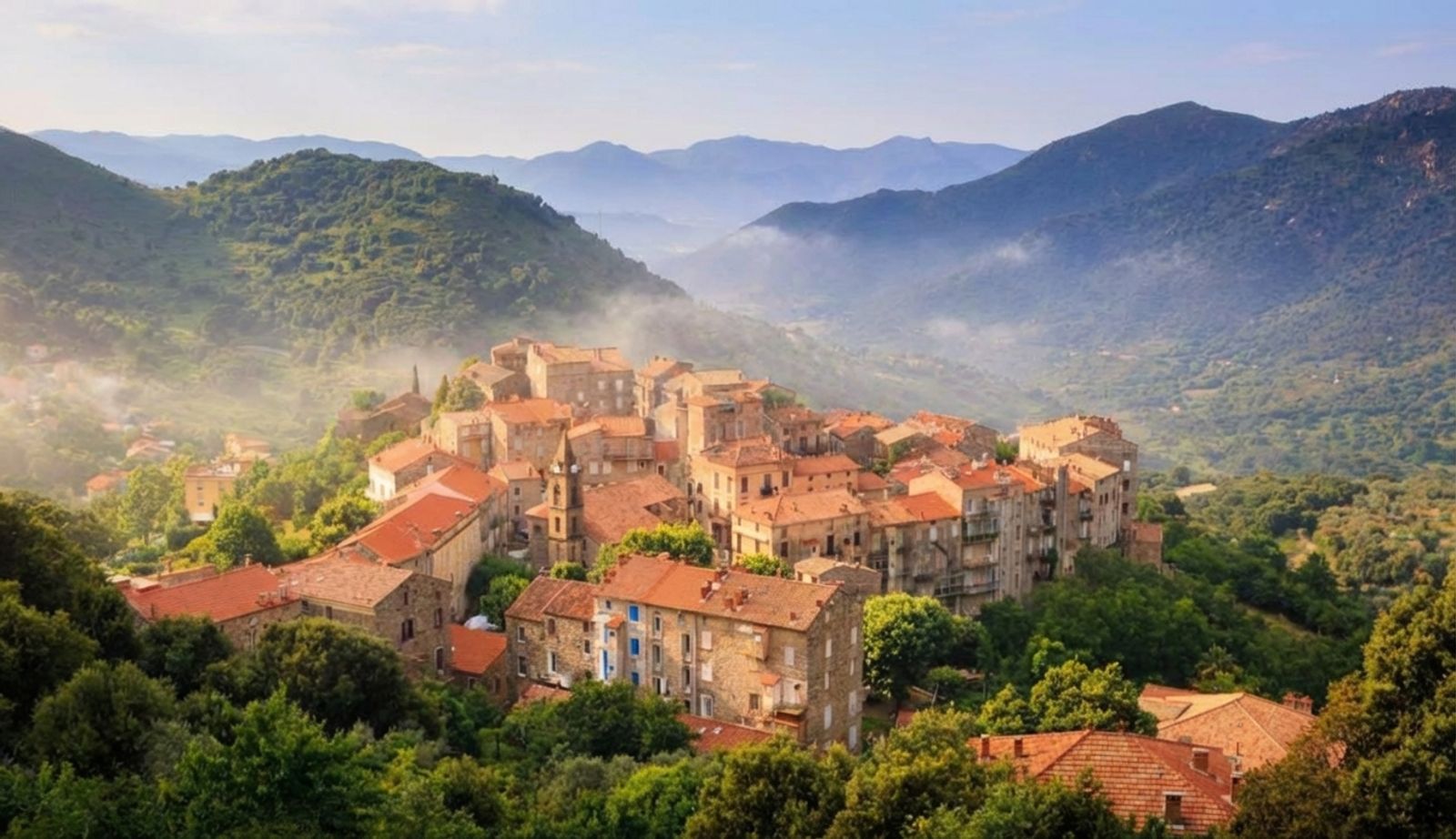 ערפילי בוקר מעל סַנְטָה לוּצִ'יָּה דִּי טַאלָנוֹ (Santa Lucia di Tallano) בטרק ים אל ים בדרום קורסיקה