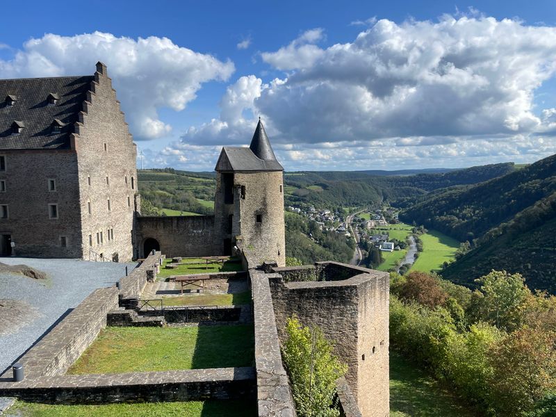 הנוף הנשקף מטירת בורשייד (Château de Bourscheid) המתנשאת מעל עמק הסור ביום הראשון לטרק  שביל לי בלוקסמבורג.
