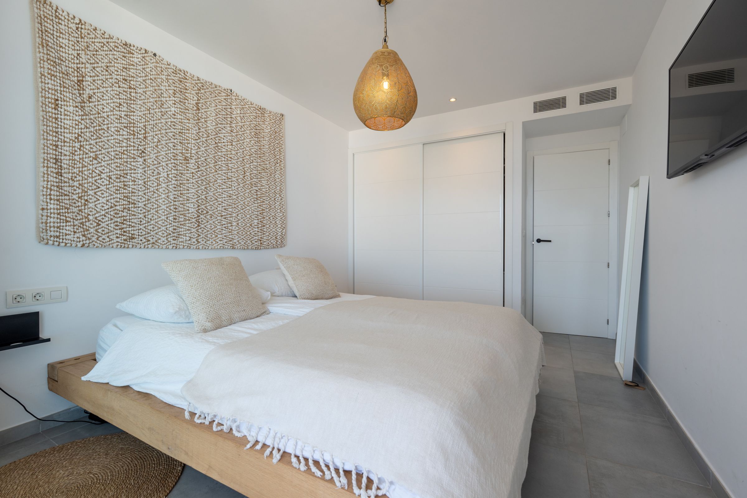 Royal Estates Vadella 15 5 26 10