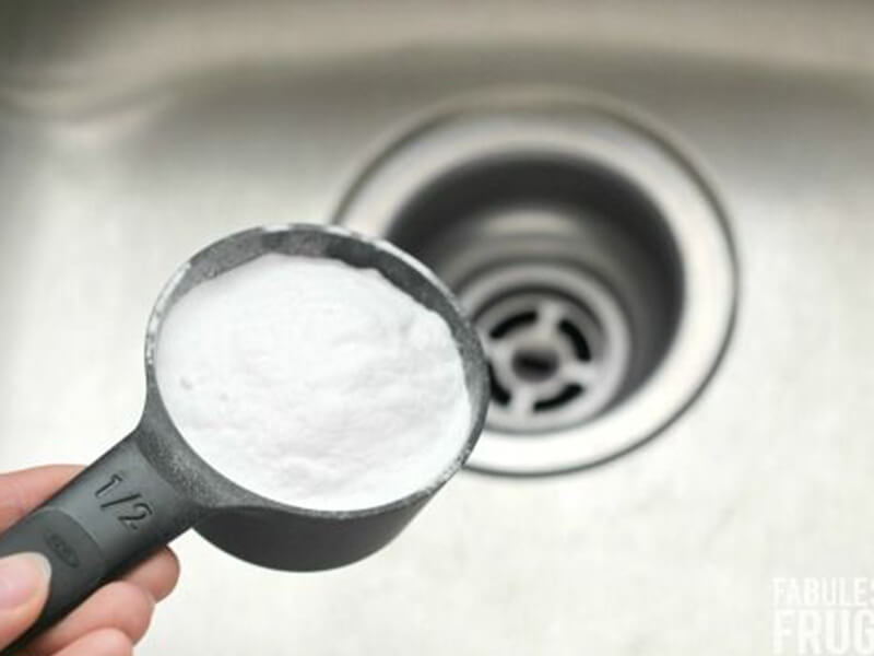 Làm sạch cống bằng baking soda