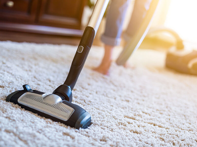 Vệ sinh thảm bằng máy hút bụi có lọc Hepa là tốt nhất