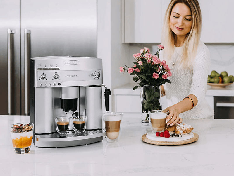 Nên mua máy pha cà phê DeLonghi ESAM3300 cho quán nhỏ của bạn