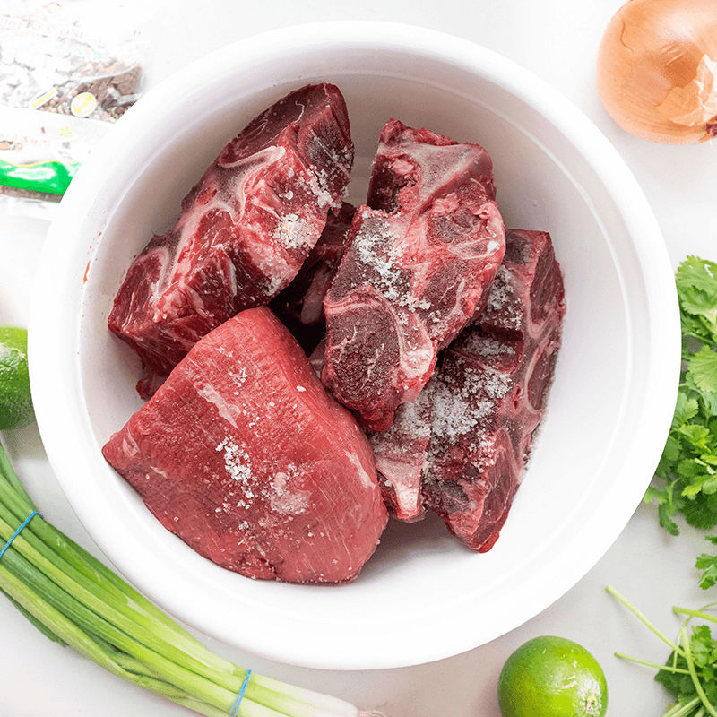 Rửa sạch xương cổ bò với 1 thìa muối