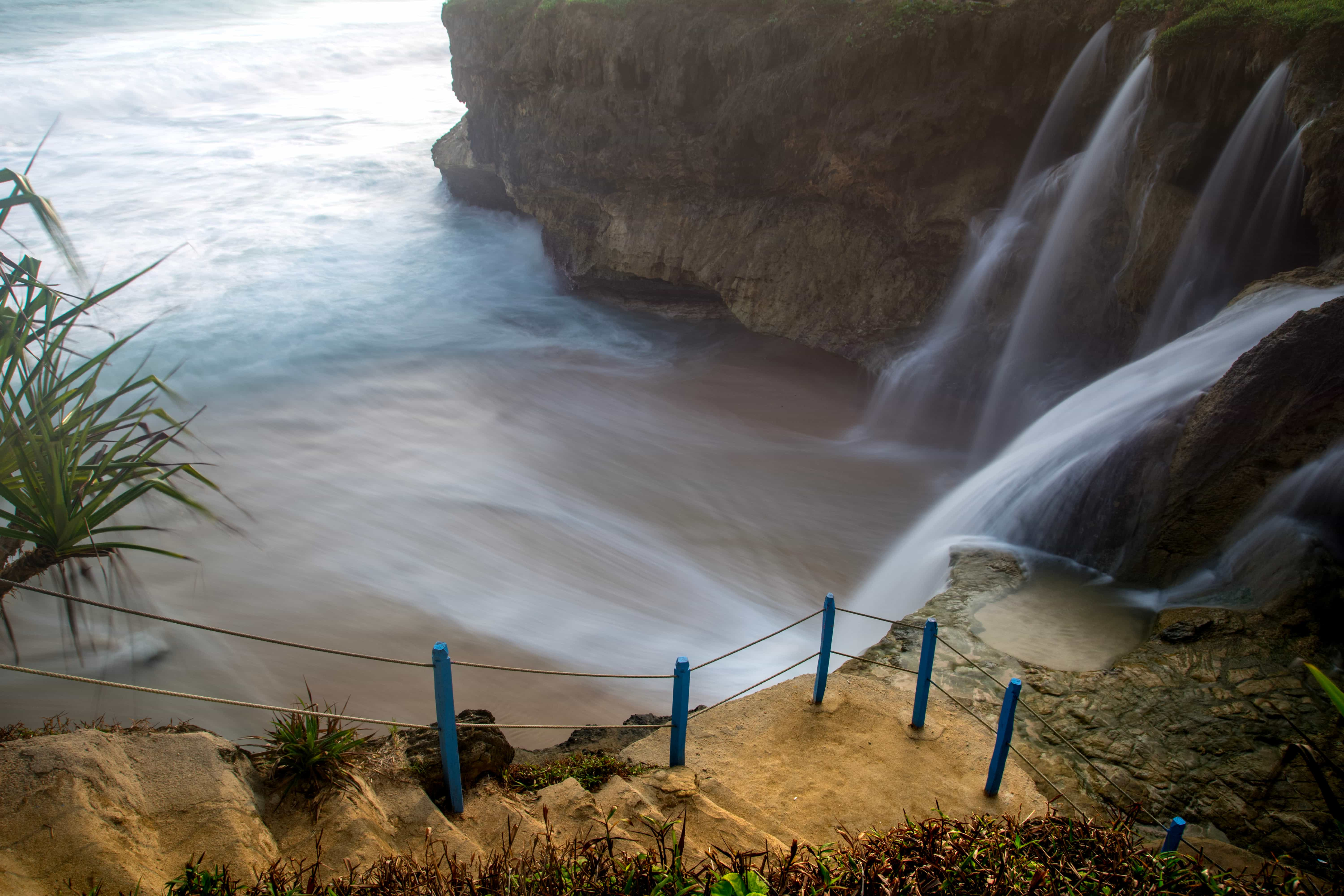 Pantai Banyu Tibo Pacitan