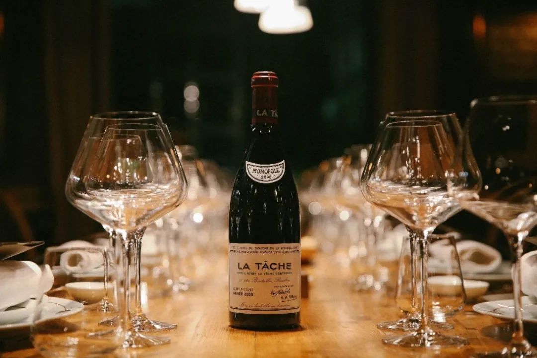 一瓶珍貴的DRC La Tâche Grand Cru Monopole葡萄酒置於酒窖中