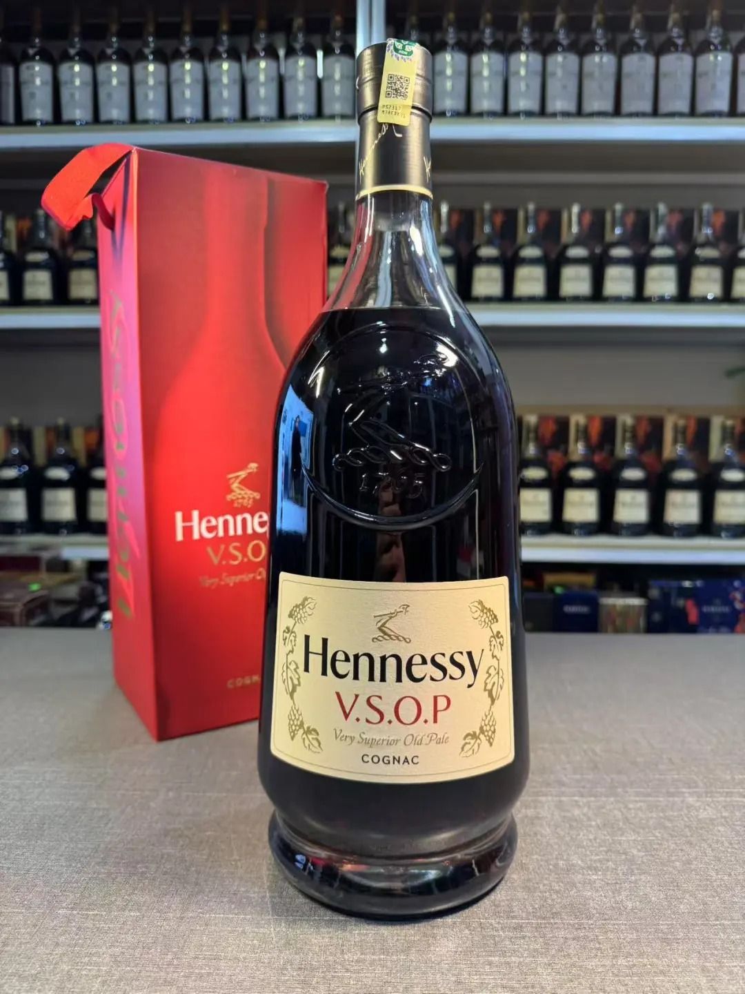 軒尼詩 Hennessy 回收成功案例｜Hennessy V.S.O.P（限量/聯名版）｜瓶身乾爽｜瓶帽無明顯氧化｜水晶瓶透光度佳｜已完成驗真交收（匿名案例）