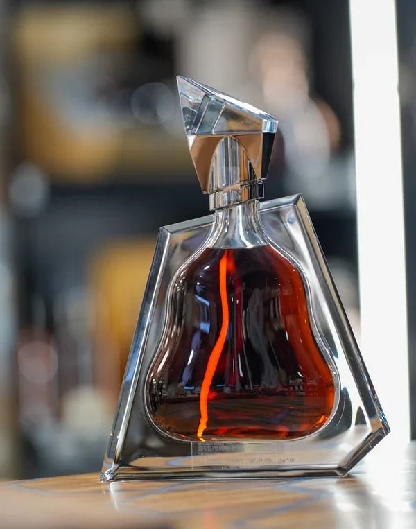 軒尼詩 Hennessy 回收成功案例｜Richard Hennessy（李察（水晶瓶））｜瓶身乾爽｜盒況乾淨｜封口貼合緊密｜已完成驗真交收（匿名案例）