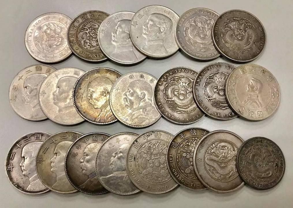 靈科鑑定專家正在仔細檢視一枚古董錢幣