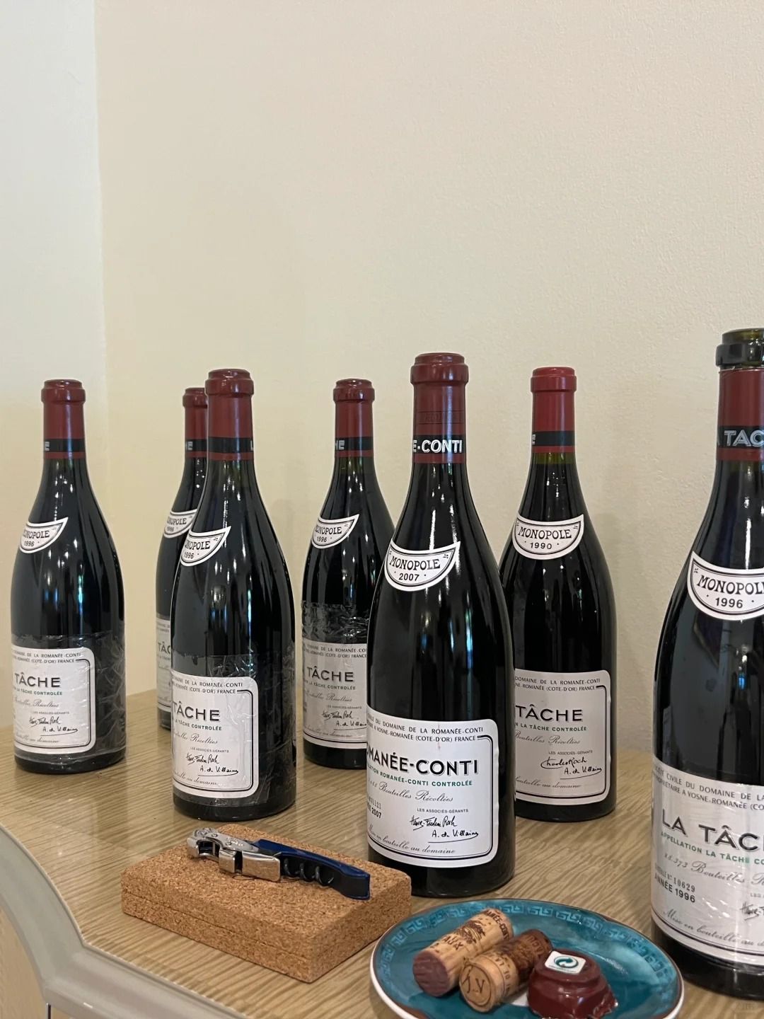 [展示各款羅曼尼康帝名酒的典雅背景]