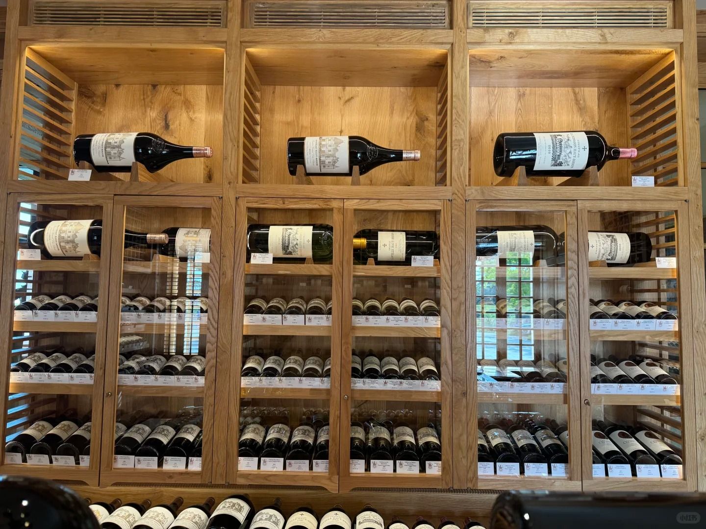 [經典侯伯王酒瓶展示]