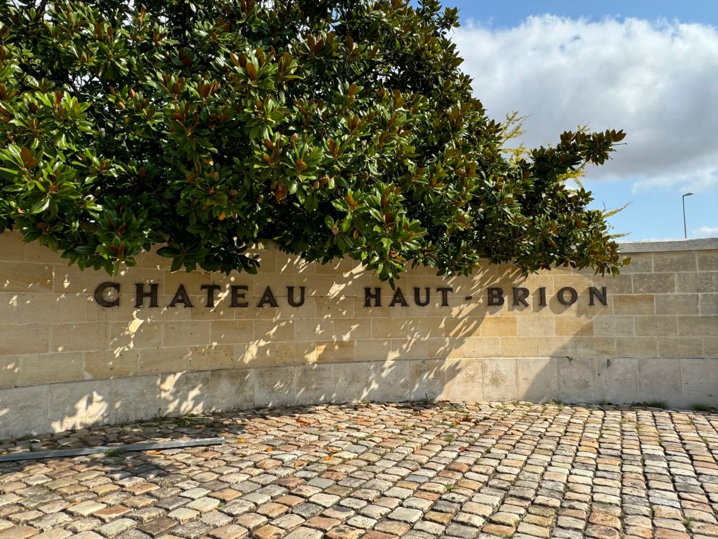 [侯伯王酒莊古堡及經典紅酒背景]