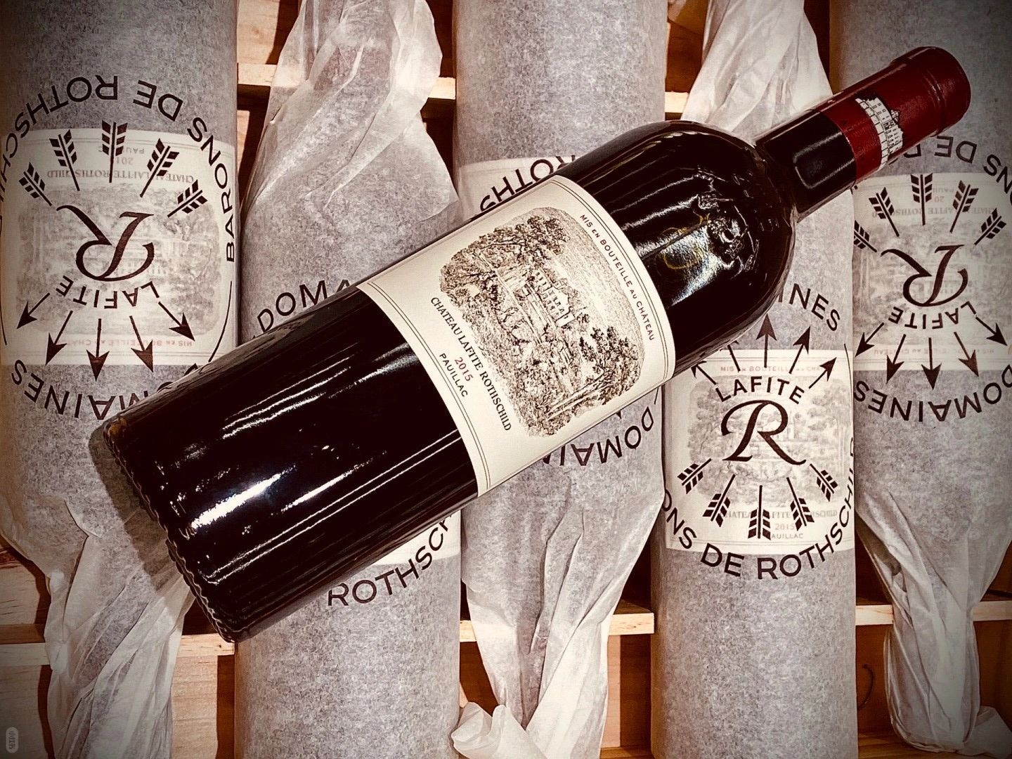 [經典大拉菲酒瓶展示]